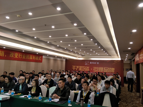 勒是雾都!数码彩创新破局,扭转家装漆乾坤