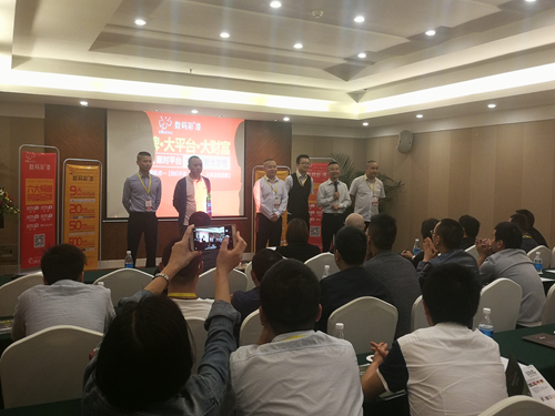 勒是雾都!数码彩创新破局,扭转家装漆乾坤